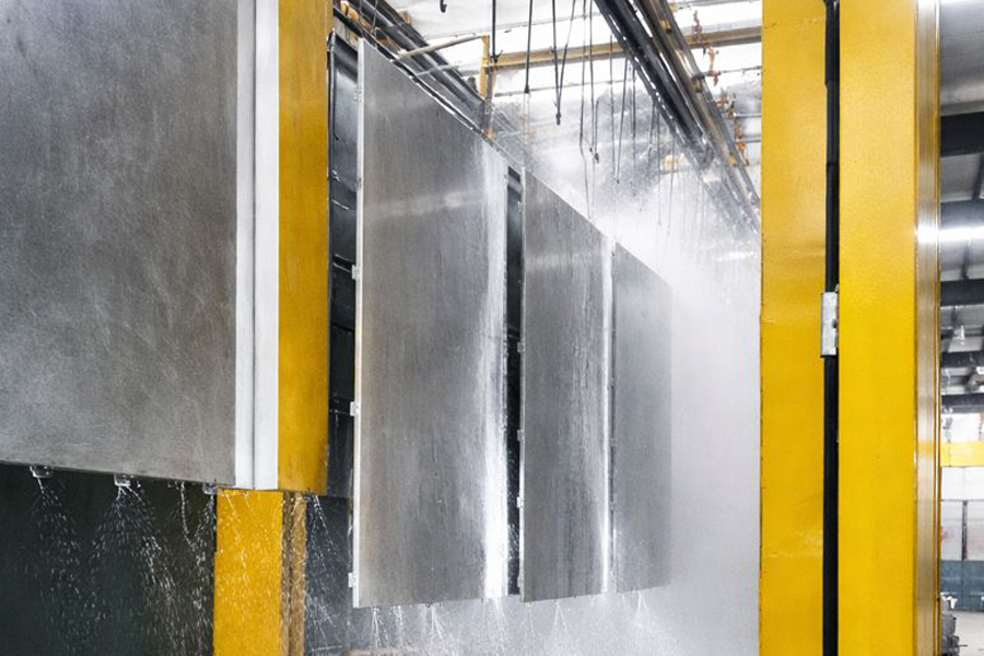 Imagen de un proceso de limpieza por aspersi&oacute;n de metales en una f&aacute;brica